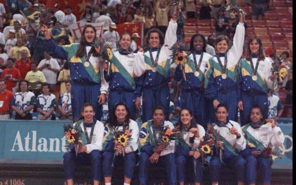 Seleção feminina de vôlei com a medalha de bronze nos Jogos Olímpicos de Atlanta 1996