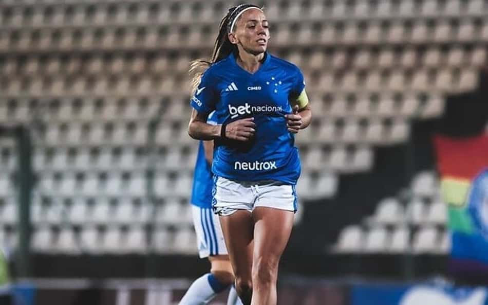 Pri Back com uniforme do Cruzeiro corre no gramado