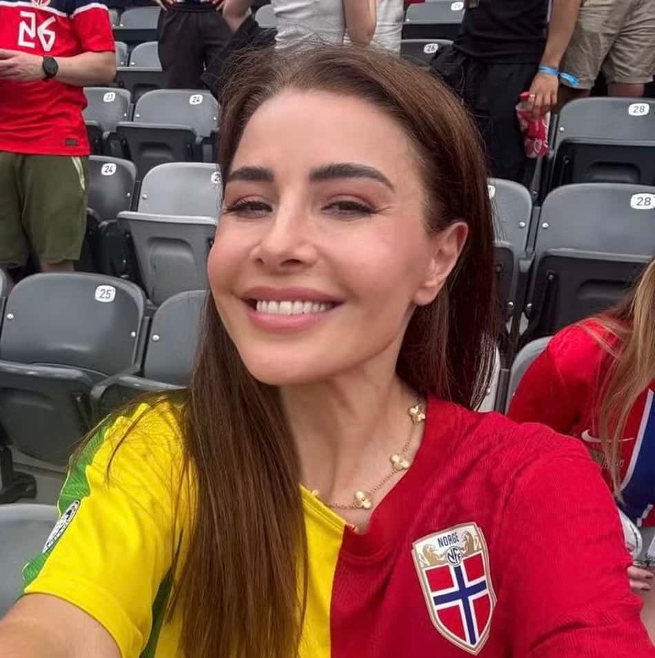 Empresária de Haaland, Rafaela Pimenta usa camisa metade Brasil e Noruega na Copa do Mundo