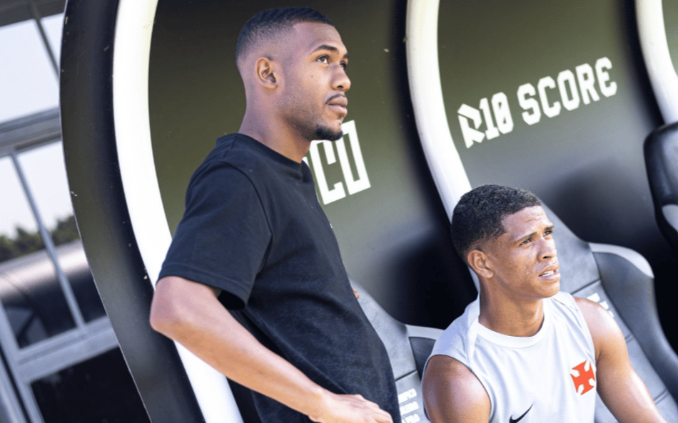 Rayan visita ex-companheiros no CT do Vasco após participação na Copa do Mundo