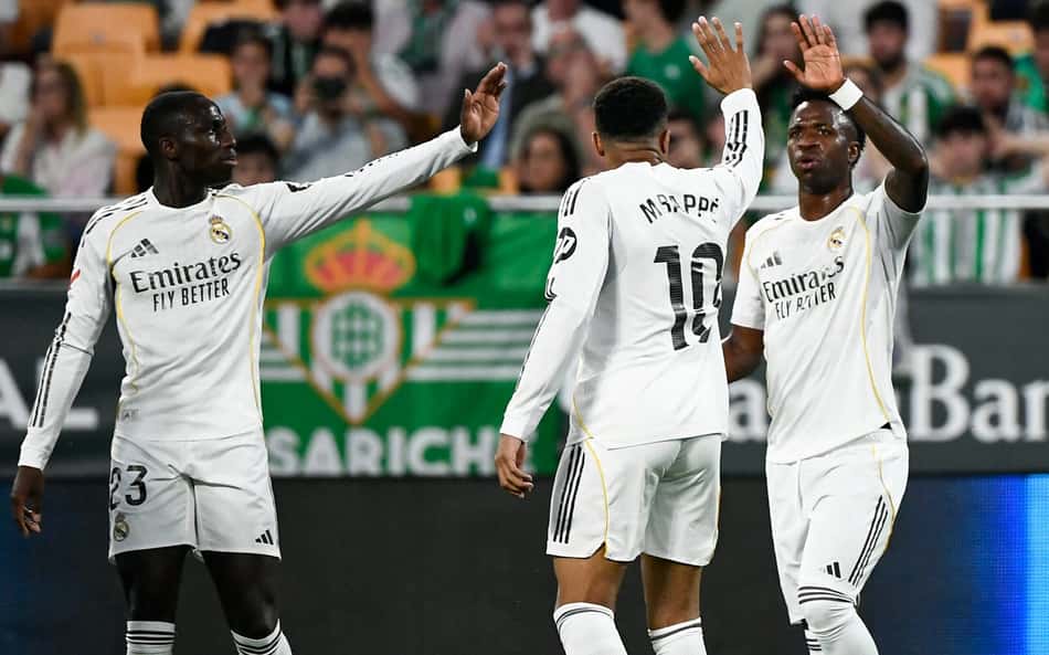 Mbappé e Vini Jr. atuando com a camisa do Real Madrid na temporada 25/26.