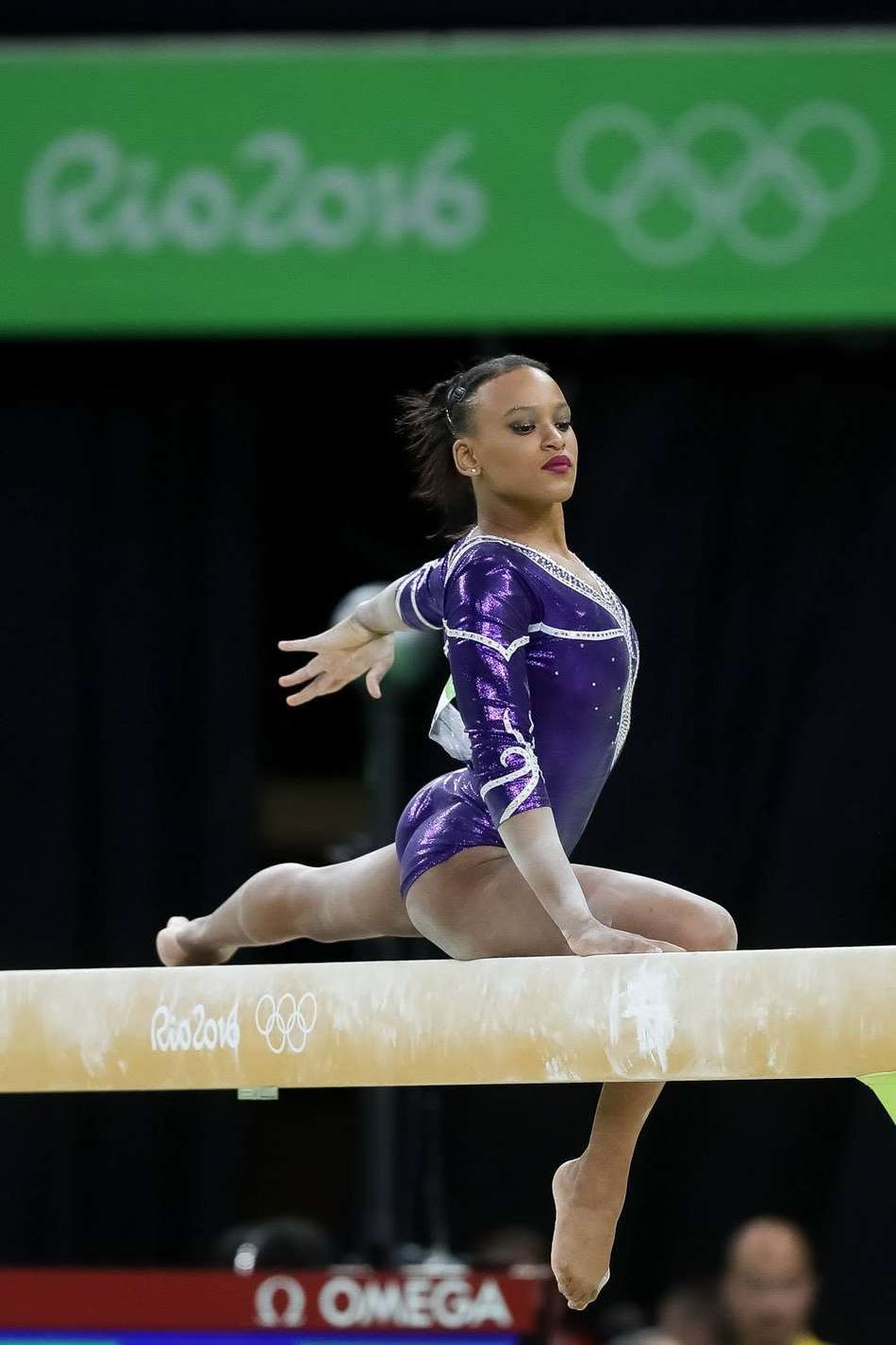 A ginasta Rebeca Andrade se apresenta na trave nos Jogos Rio 2016
