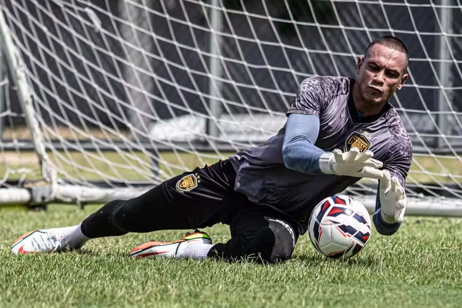 Goleiro Renan, em treino do Amazonas