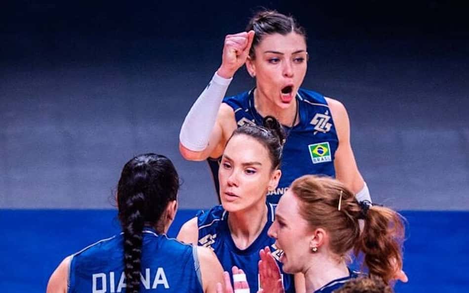 De frente de camisa azul, Rosamaria e Roberta vibram em ponto do Brasil contra o Japão nas quartas de final da VNL 2026