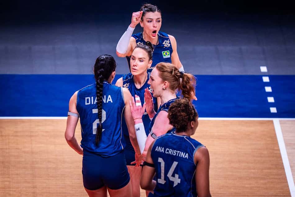 De frente de camisa azul, Rosamaria e Roberta vibram em ponto do Brasil contra o Japão nas quartas de final da VNL 2026