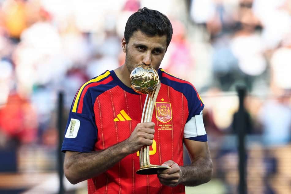Rodri com a Bola de Ouro de melhor jogador da Copa do Mundo de 2026 (Foto: FRANCK FIFE / AFP)