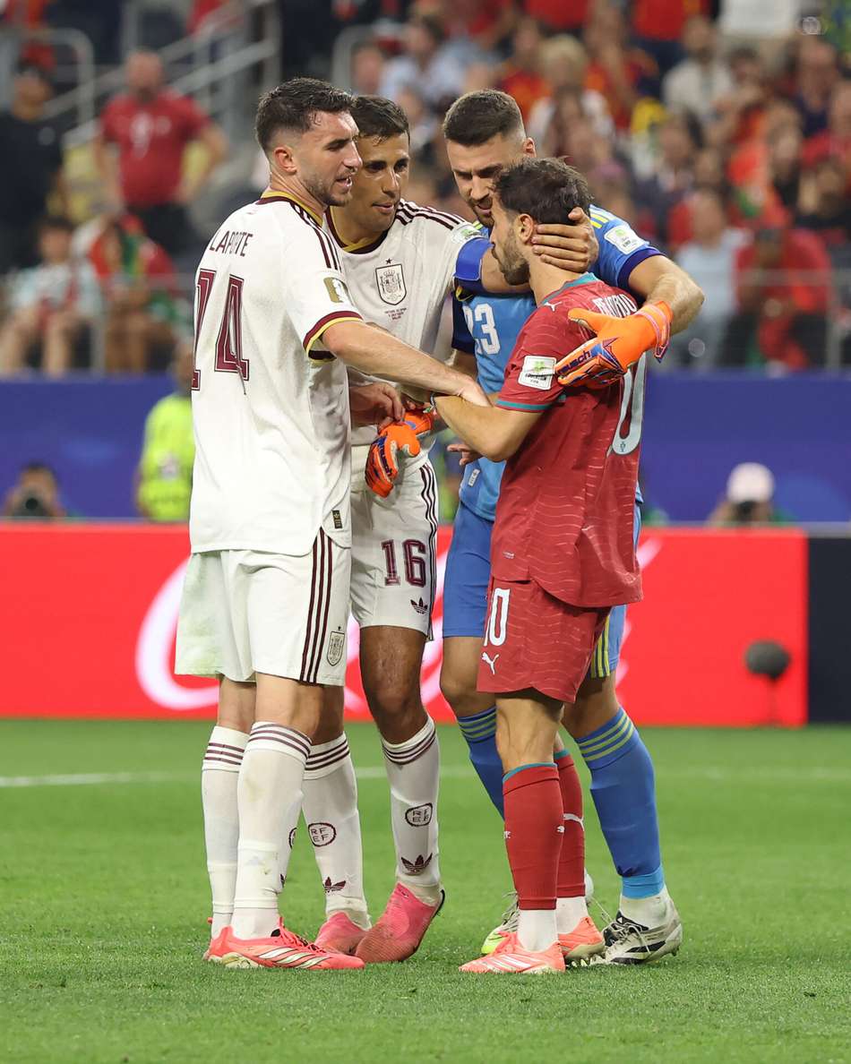 Rodri tenta se desculpar com Bernardo Silva em campo