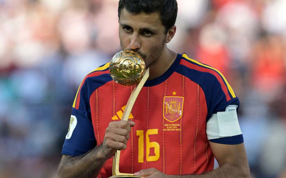 Rodri desbanca Messi e conquista Bola de Ouro da Copa do Mundo