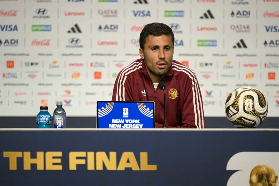 Capitão da Espanha, Rodri concede entrevista coletiva antes da final da Copa do Mundo de 2026 contra a Argentina