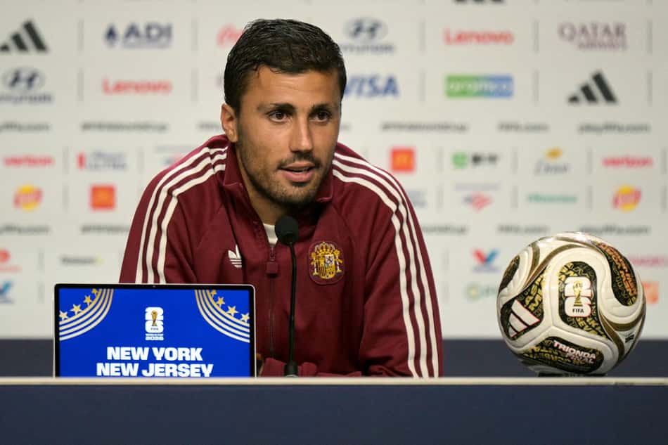 Capitão da Espanha, Rodri concede entrevista coletiva antes da final da Copa do Mundo de 2026 contra a Argentina