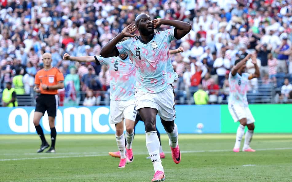 Lukaku comemorando gol com as mãos no ouvido