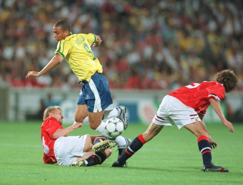 Ronaldo passando da marcação da Noruega na Copa do Mundo de 1998.
