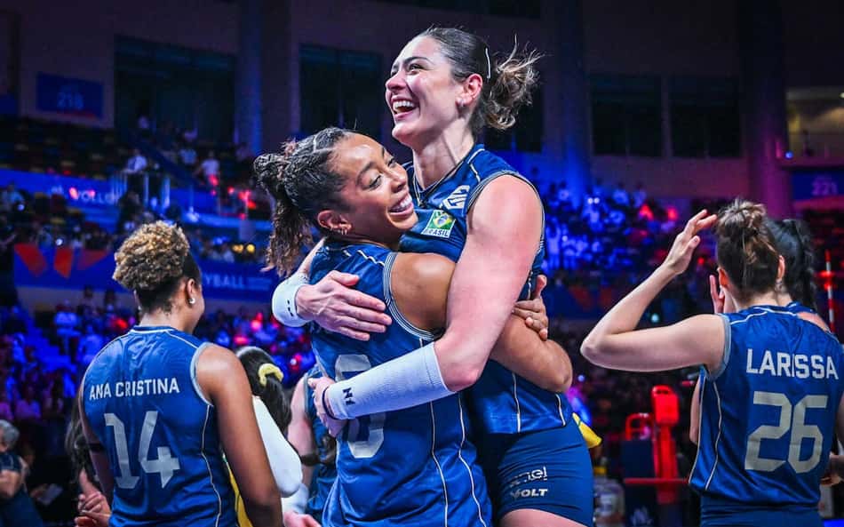 Kisy ergue Rosamaria em abraço após a vitória da Seleção Brasileira feminina de vôlei sobre a Itália, na semifinal da Liga das Nações