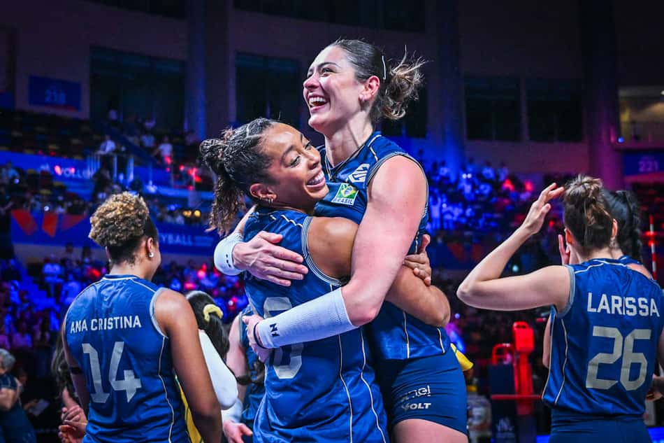 Kisy ergue Rosamaria em abraço após a vitória da Seleção Brasileira feminina de vôlei sobre a Itália, na semifinal da Liga das Nações