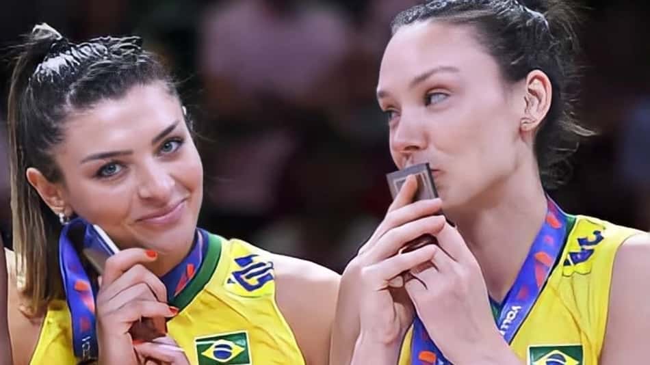 Rosamaria e Roberta se afagam em medalha de prata da VNL