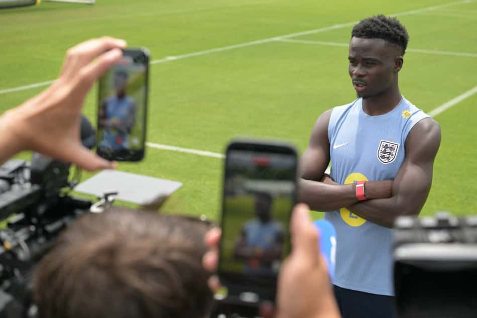 Bukayo Saka fala com jornalistas antes do duelo da Inglaterra com a Noruega, pela Copa do Mundo