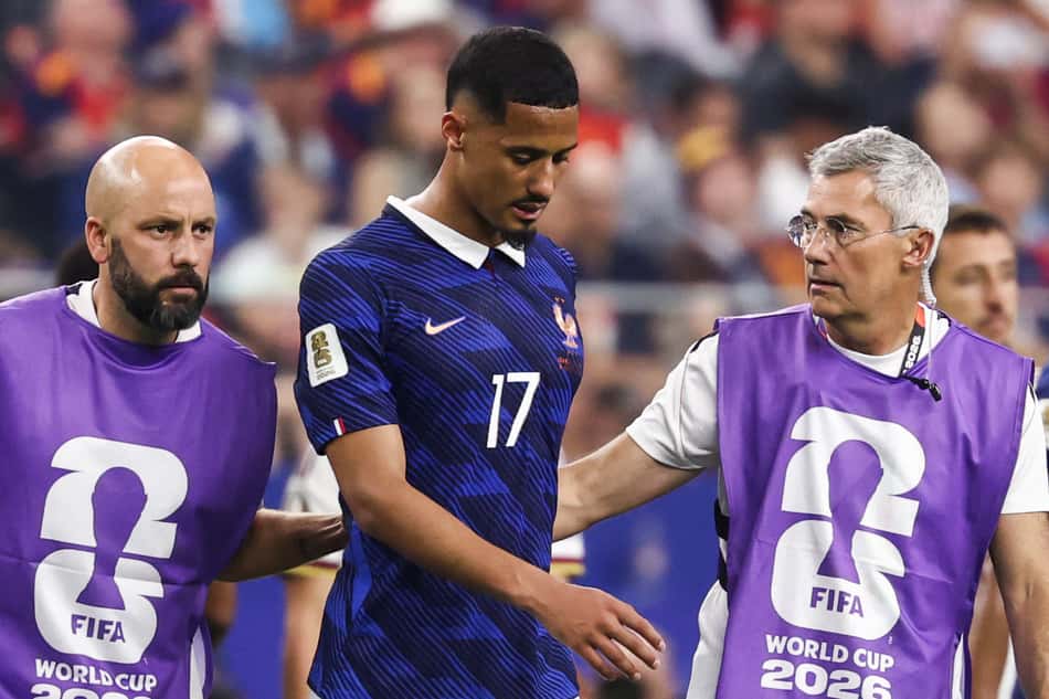 Saliba cabisbaixo saindo de campo com comissão médica após sofrer lesão