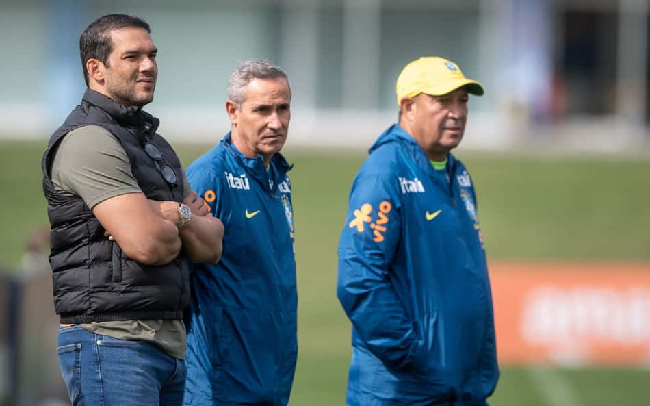 Presidente da CBF fiscaliza treino e prega união na base da Seleção Brasileira