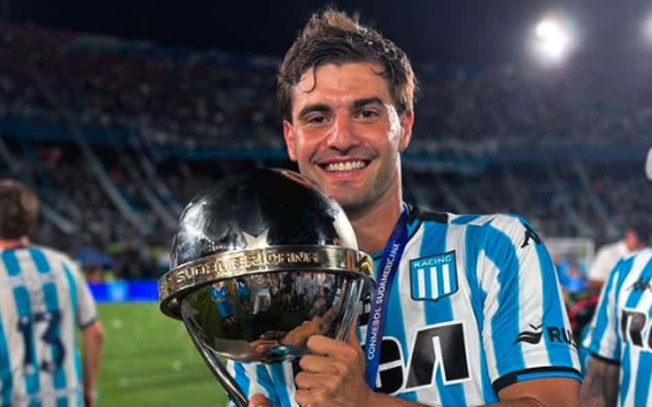 Santiago Sosa com o troféu da Sul-Americana