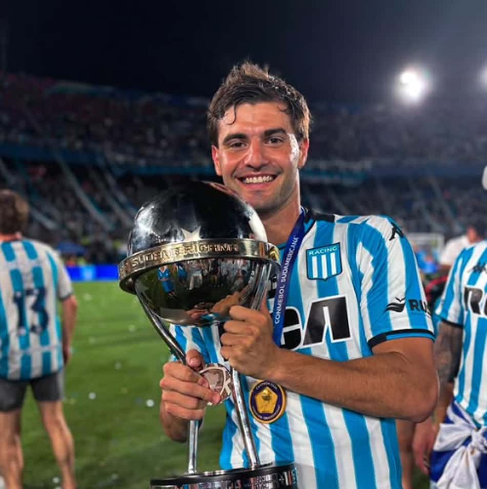Santiago Sosa com o troféu da Sul-Americana