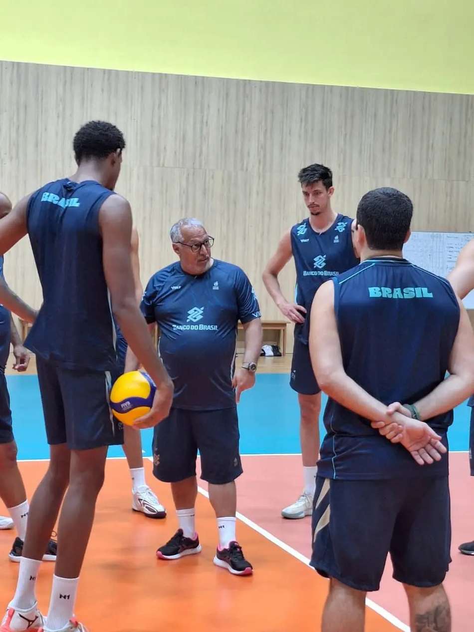 Seleção B de vôlei masculino treina em Saquarema (RJ)