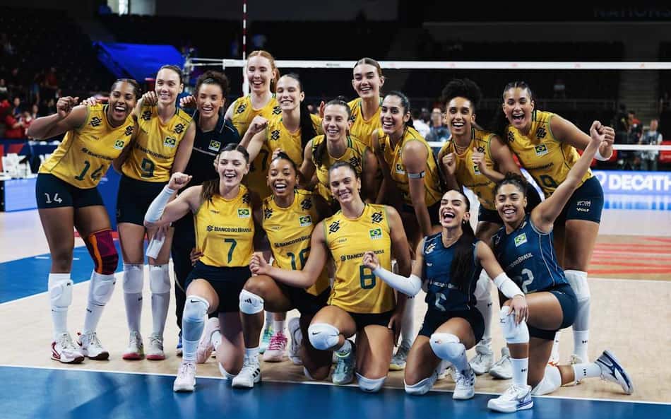 Seleção Brasileira feminina de vôlei posa para foto após vitória na VNL