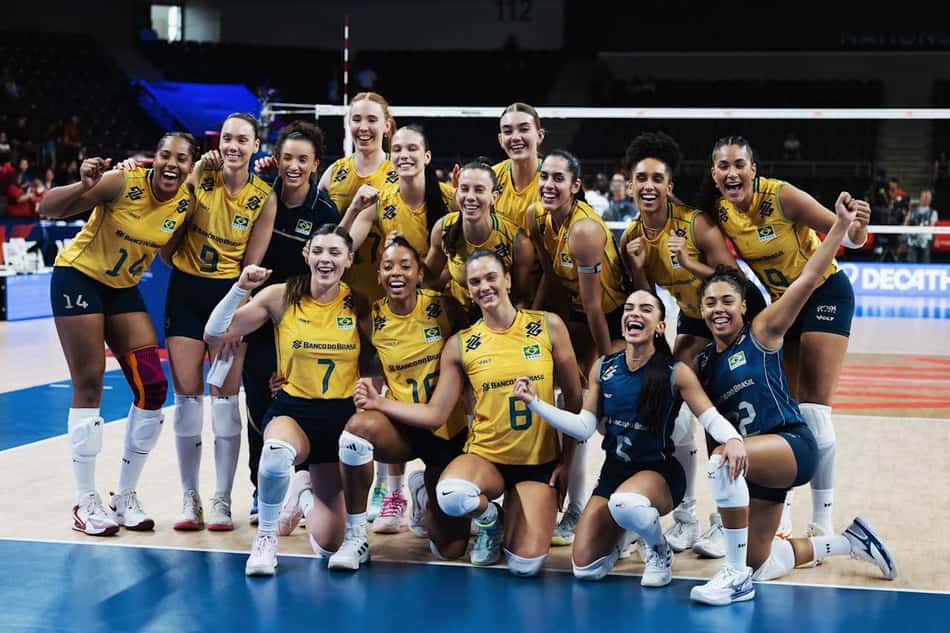 Seleção Brasileira feminina de vôlei posa para foto após vitória na VNL