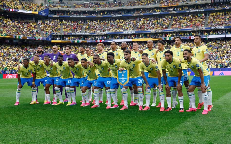 Seleção posada antes do jogo contra o Japão