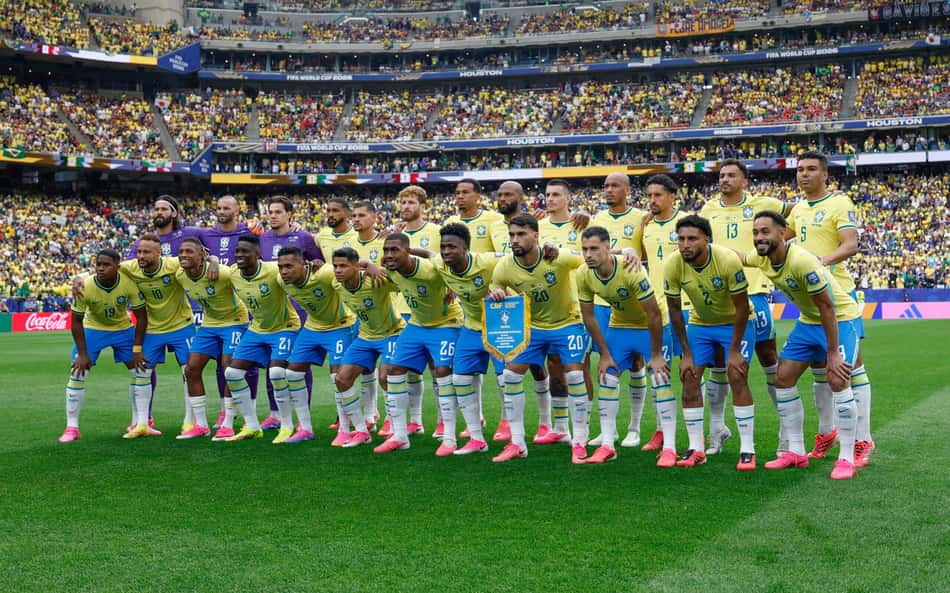 Seleção posada antes do jogo contra o Japão