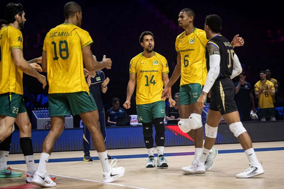 De amarelo, jogadores da Seleção Brasileira de vôlei comemoram ponto em Brasil x China pela VNL 2026