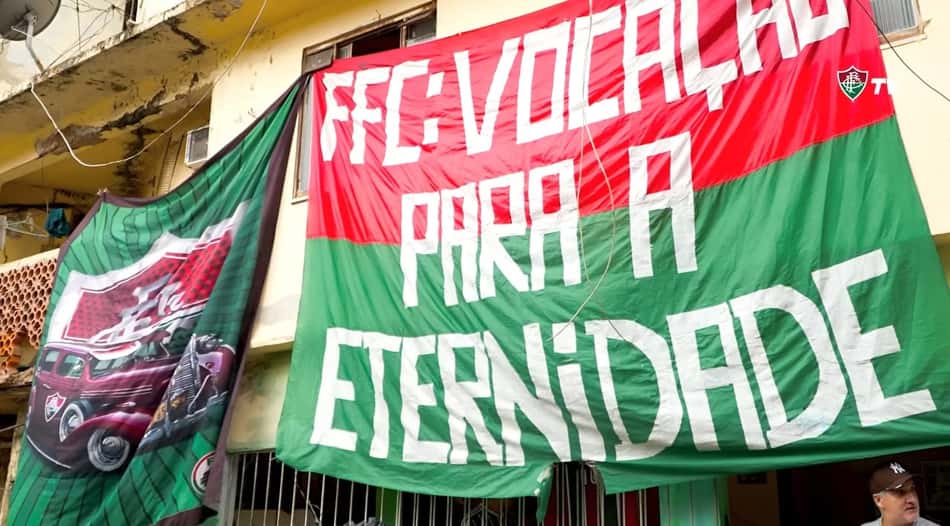 Bandeirão do Fluminense em bar na favela guararapes