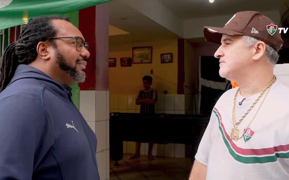 Pessoas conversando na série do Fluminense