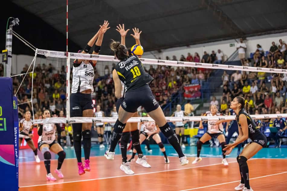 Michelle ataca em Praia Clube x Sesc RJ Flamengo na semifinal da Superliga Feminina de vôlei 2025/26
