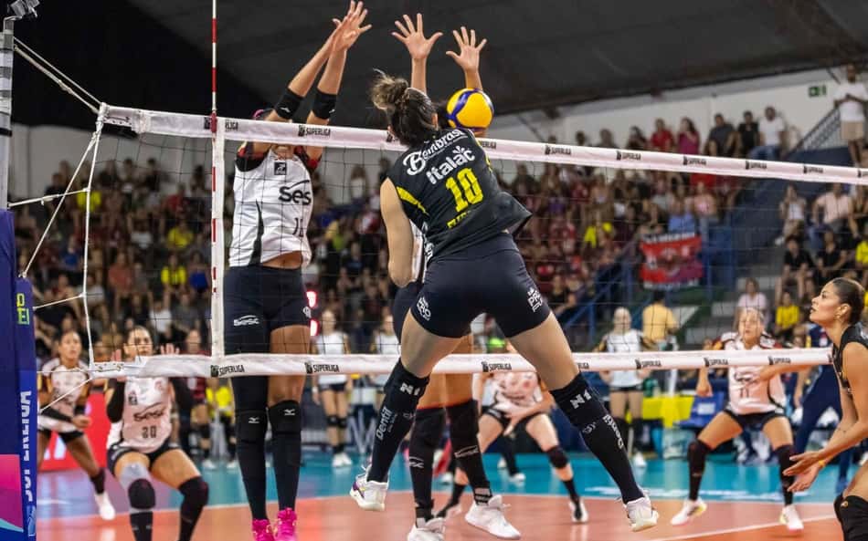Michelle ataca em Praia Clube x Sesc RJ Flamengo na semifinal da Superliga Feminina de vôlei 2025/26