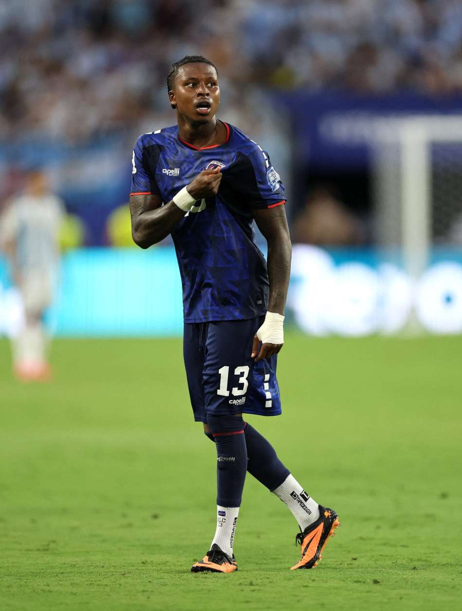 Sidny Cabral comemora gol contra a Argentina