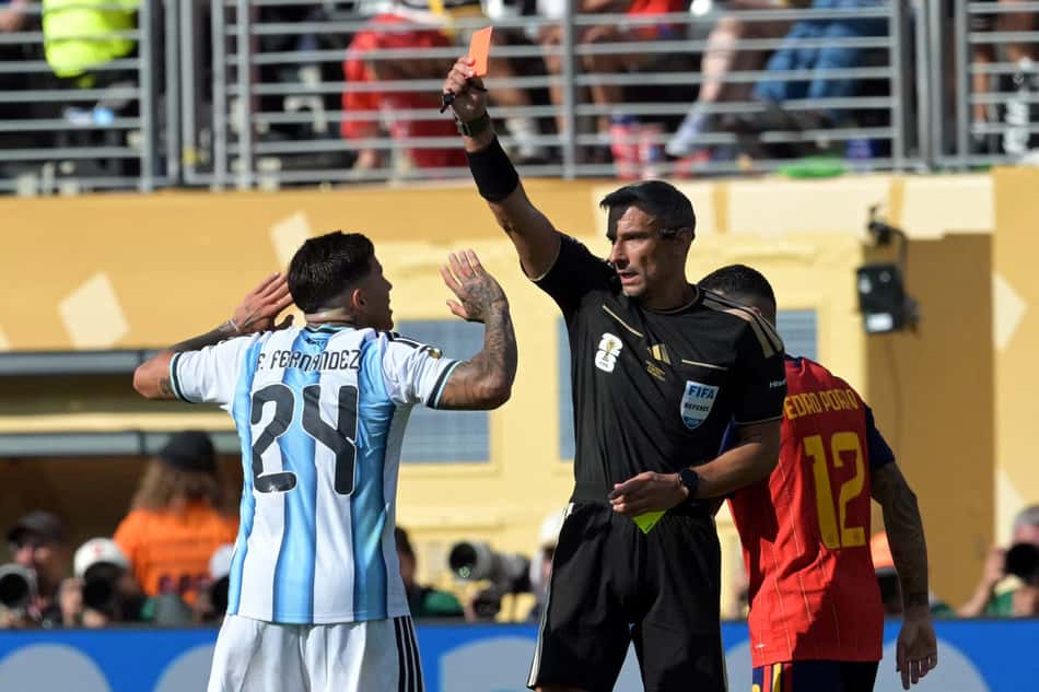 Árbitro Slavko Vincic expulsa Enzo Fernandez na final da Copa do Mundo