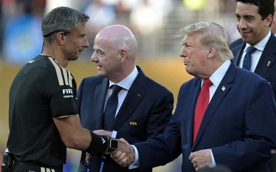 Árbitro da final da Copa do Mundo, Slavko Vincic cumprimenta Infantino e Trump após a decisão vencida pela Espanha