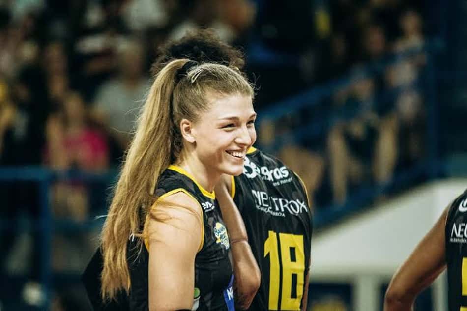 Sofia Kuznetsova ri em jogo de vôlei do Praia Clube