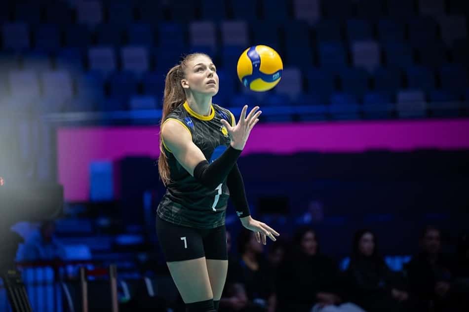 Com o uniforme preto do Praia Clube, Sofya Kuznetsova lança a bola com a mão direita para sacar