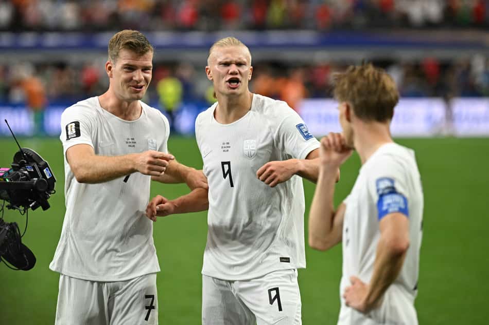 Haaland, Sorloth e Odegaard conversando após a partida contra a Costa do Marfim