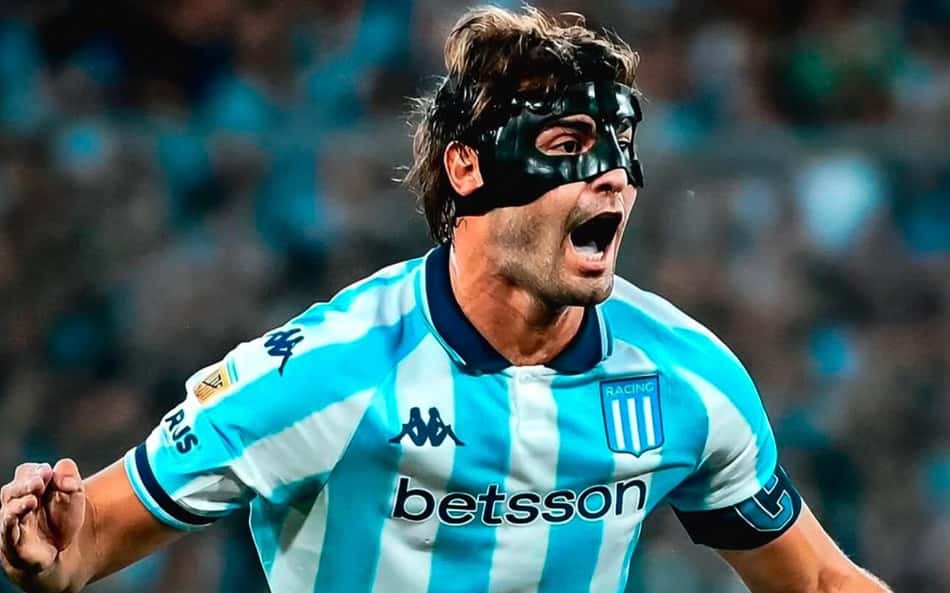 Santiago Sosa comemora gol com o Racing