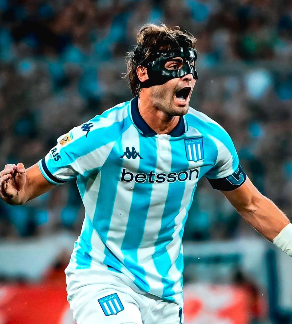 Santiago Sosa comemora gol com o Racing