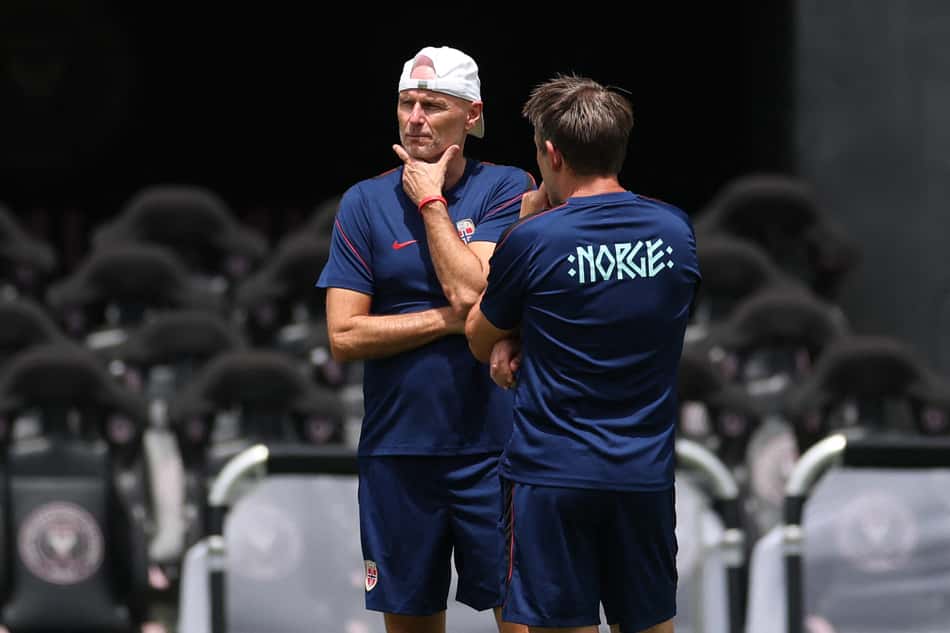 Stale Solbakken, técnico da Noruega, durante treino na véspera do jogo com a Inglaterra pelas quartas de final da Copa do Mundo