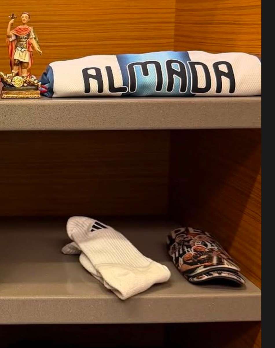 Vestiário com camisa e caneleira de Thiago Almada