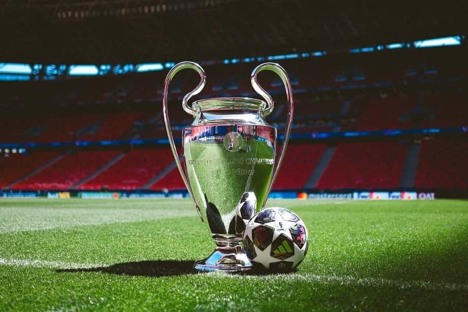 Taça e bola da final da Champions League 25/26.