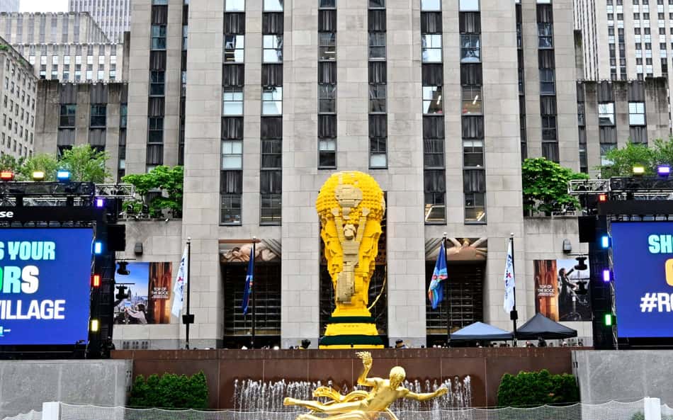 Réplica gigante da taça da Copa do Mundo vira atração em Nova York