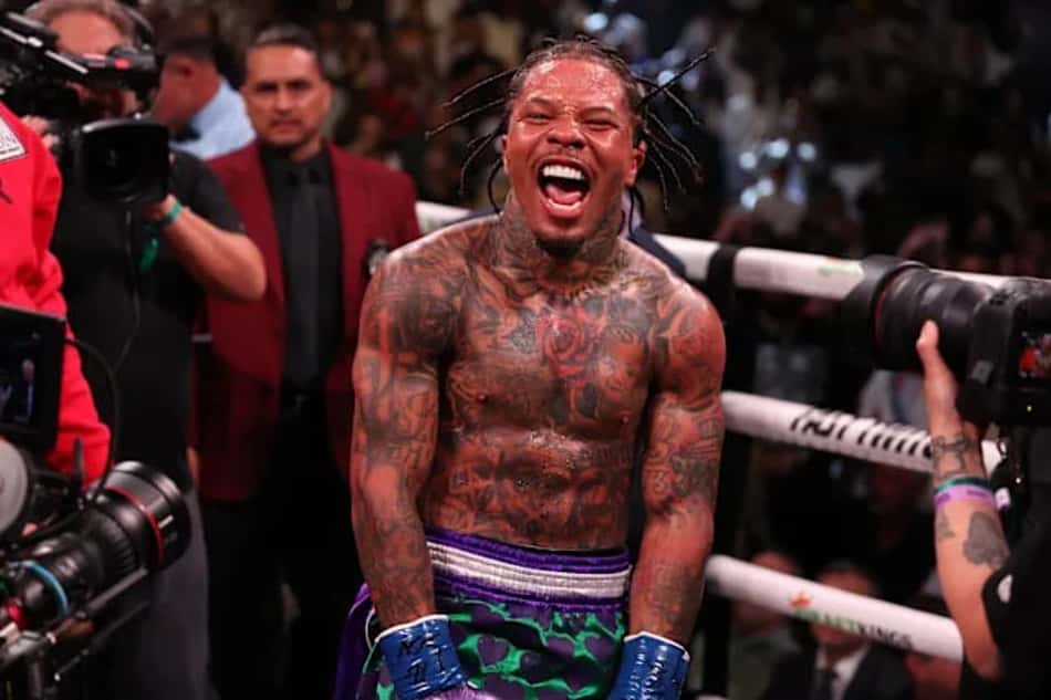 Lutador de boxe Tank Davis grita em comemoração no ringue