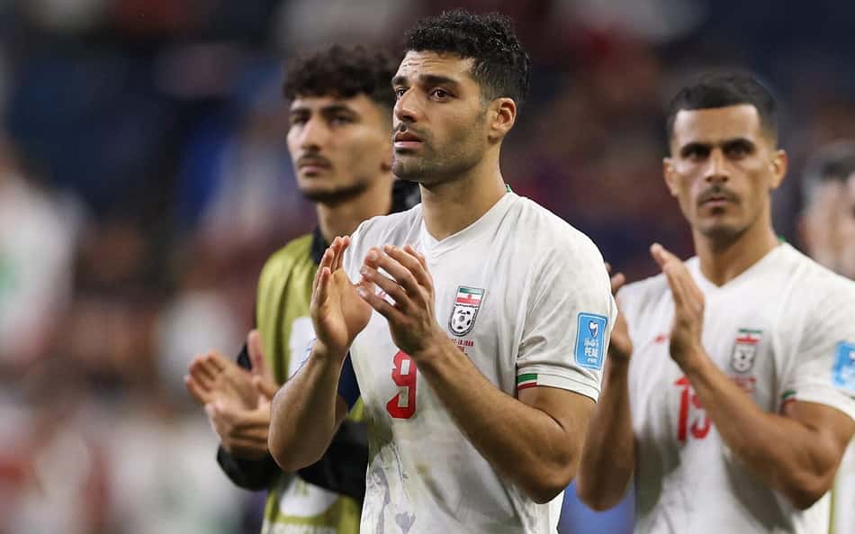 Mehdi Taremi, do Irã, aplaude os torcedores após o empate em 1 a 1 na partida do Grupo G da Copa do Mundo da FIFA 2026 entre Egito e Irã, no Seattle Stadium (Foto: Richard Heathcote/AFP)