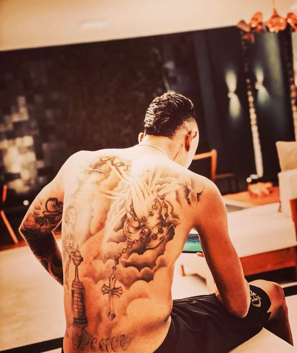 Tatuagem de Bruno Henrique com a taça da Libertadores 