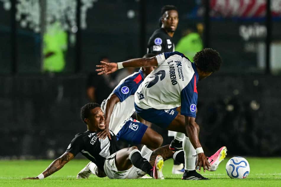 Tchê Tchê disputa a bola com adversários na partida entre Vasco e Independiente Medellín 